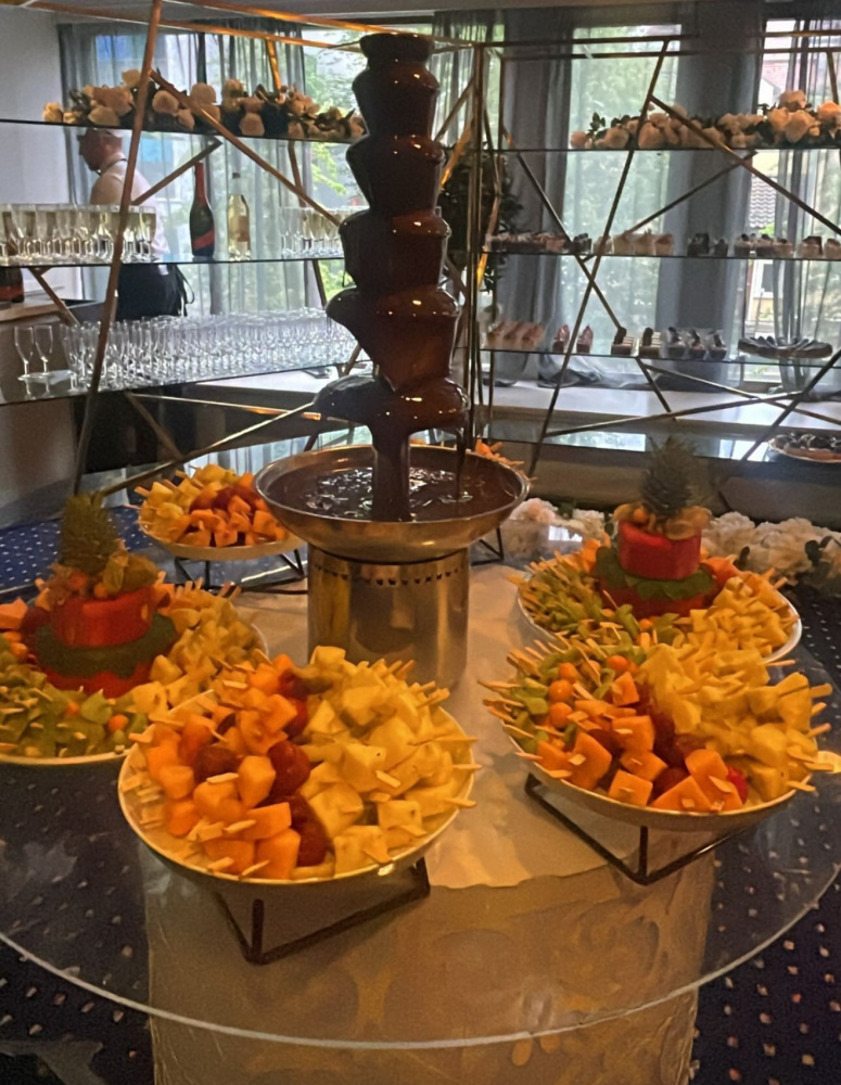 Hovedbilde Frukt bord med sjokolade fontjene 