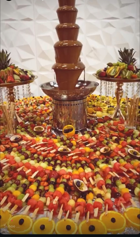 Hovedbilde Frukt bord med sjokolade fontjene 