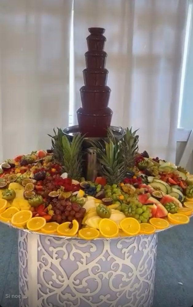 Hovedbilde Frukt bord med sjokolade fontjene 