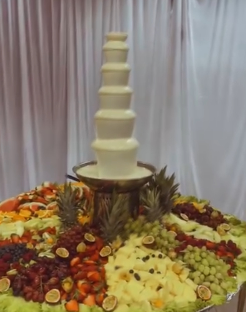 Hovedbilde Frukt bord med sjokolade fontjene 